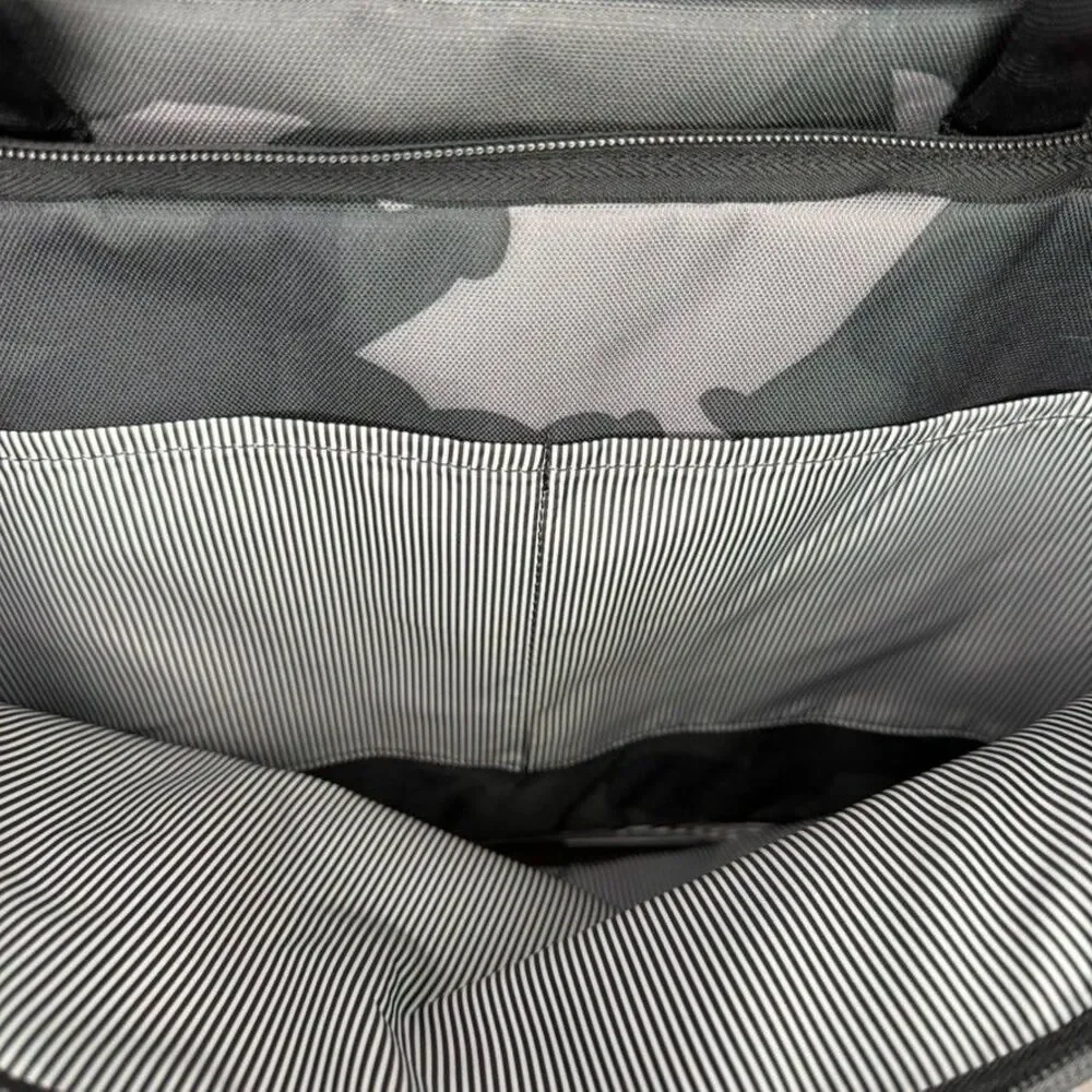 Herschel Supply Large Camo Gibson Messenger Bag 22L Trolley Sleeve Padded Laptop